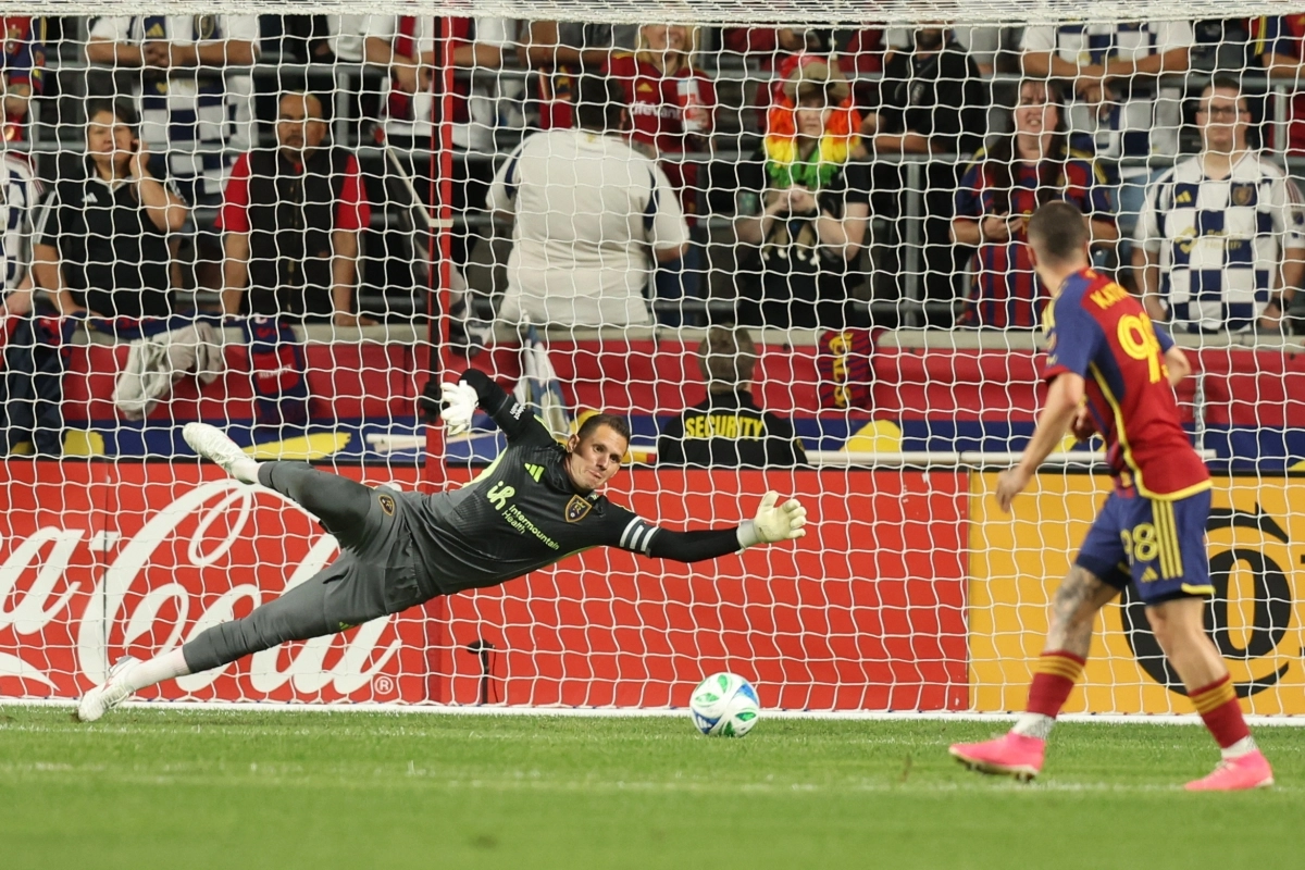 로스앤젤레스FC 손흥민이 18일(한국시간) 미국 유타주 샌디 아메리카 퍼스트 필드에서 열린 2025 미국 프로축구 메이저리그사커(MLS) 정규리그 레알 솔트레이크와의 원정 경기에서 감아차기로 득점하고 있다. 로이터 연합뉴스