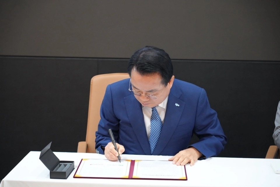 한국해양진흥공사 안병길 사장이 업무협약서에 서명하고 있다. 해진공 제공