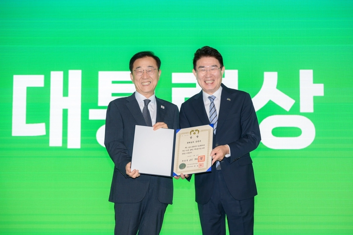 노관규 시장이 서울 콘래드호텔에서 열린 ‘2025 대한민국 국토대전’ 시상식에서 대통령상 수상 후 김윤덕 국토교통부 장관과 기념사진을 촬영하고 있다.