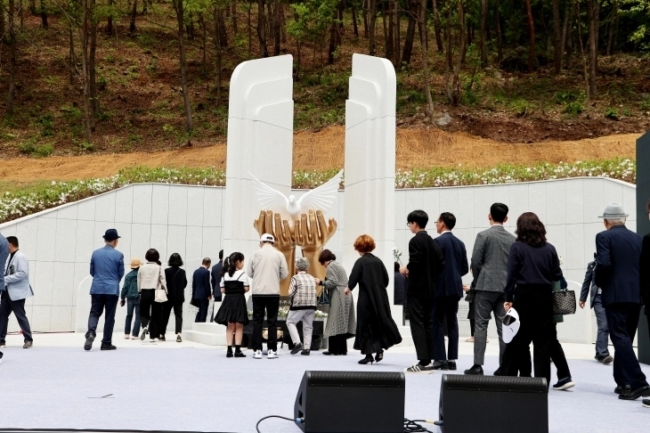 2024년 경남 의령에서 열린 ‘의령4·26위령제와 추모식’에서 시민들이 헌화하고 있다. 서울신문DB