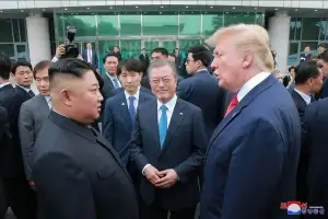 문재인 전 대통령 “김정은·트럼프 다시 만나 평화의 결실 맺어야”