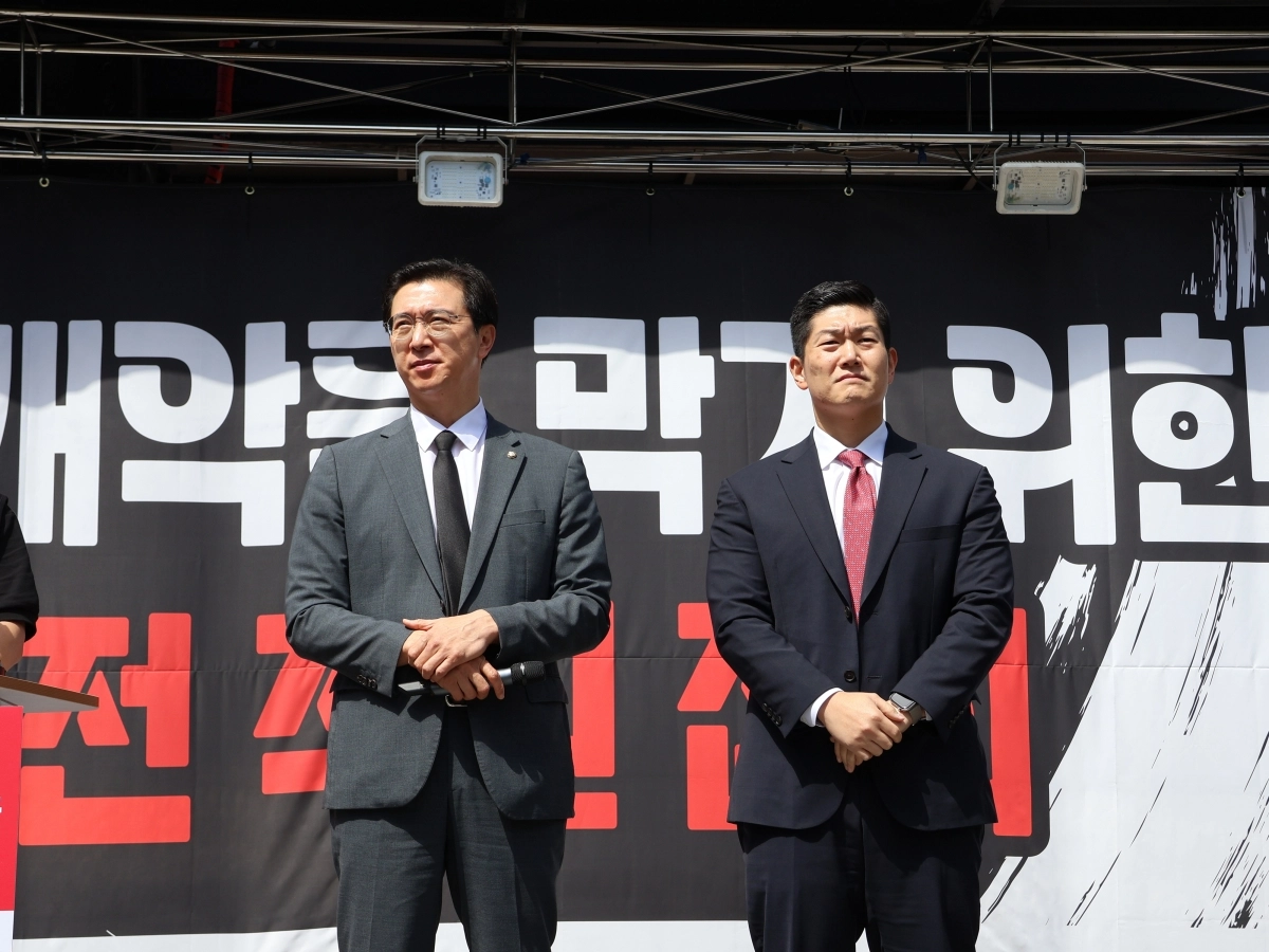 국회 정무위원회 야당 간사인 강민국(왼쪽) 국민의힘 의원과 김재섭 국민의힘 의원이 18일 서울 영등포구 여의도 국회앞에서 금융감독원 노동조합원 및 직원들이 금감원 금융소비자보호원 분리 및 금융감독원 공공기관 지정 반대 집회에 참석했다. 김재섭 의원실