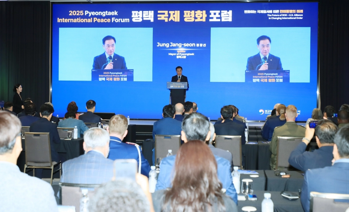 18일 코트야드 바이 메리어트 평택에서 열린 ‘2025 평택 국제 평화 포럼’에서 정장선 평택시장이 인사말을 하고 있다. (평택시 제공)