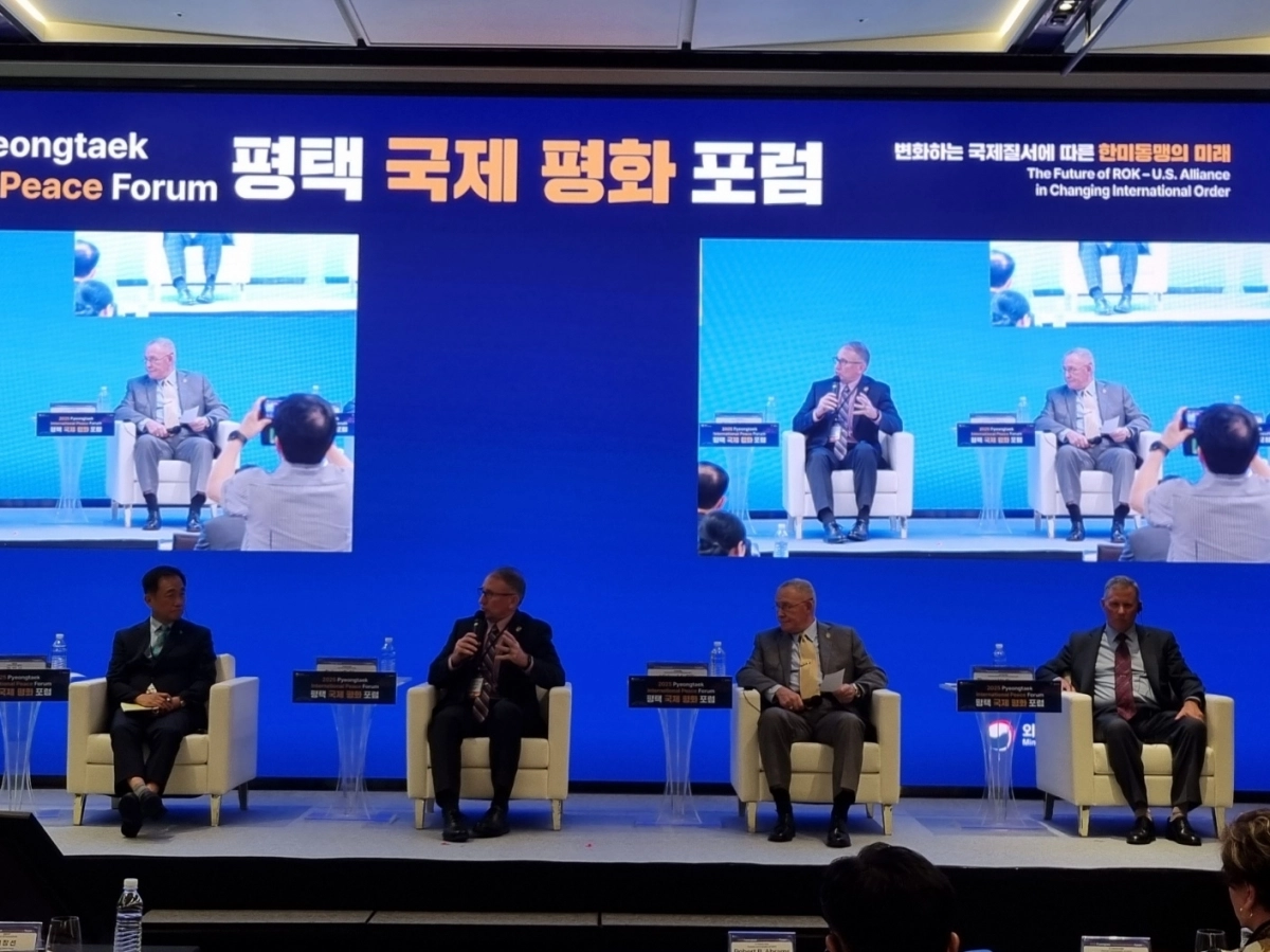 18일 코트야드 바이 메리어트 평택에서 열린 ‘2025 평택 국제 평화 포럼’(왼쪽 첫 번째 정장선 평택시장)