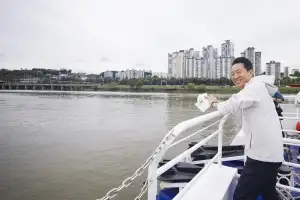 한강버스 첫날,“강 위서 맞는, 가을바람 기대”…선착장엔 인파 몰려