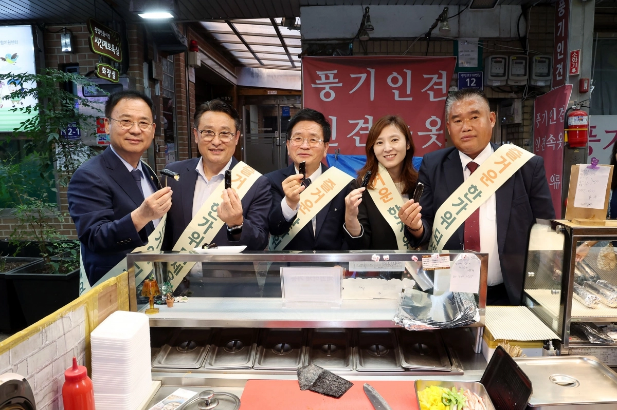 이날 이지석 의장을 비롯한해 함께 한 의원들은 온누리상품권으로 장을 보며 시장 상인들을 격려했다. 광명시의회 제공