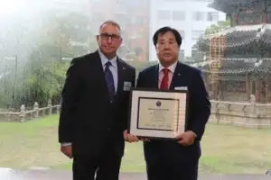 우오현 SM그룹 회장, 주한미군전우회서 감사패 받아