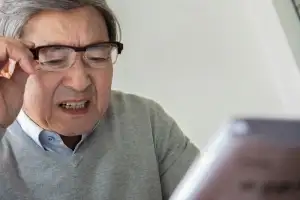 “돋보기안경 필요 없어질지도” 안약만으로 노안 치료 가능성 열렸다