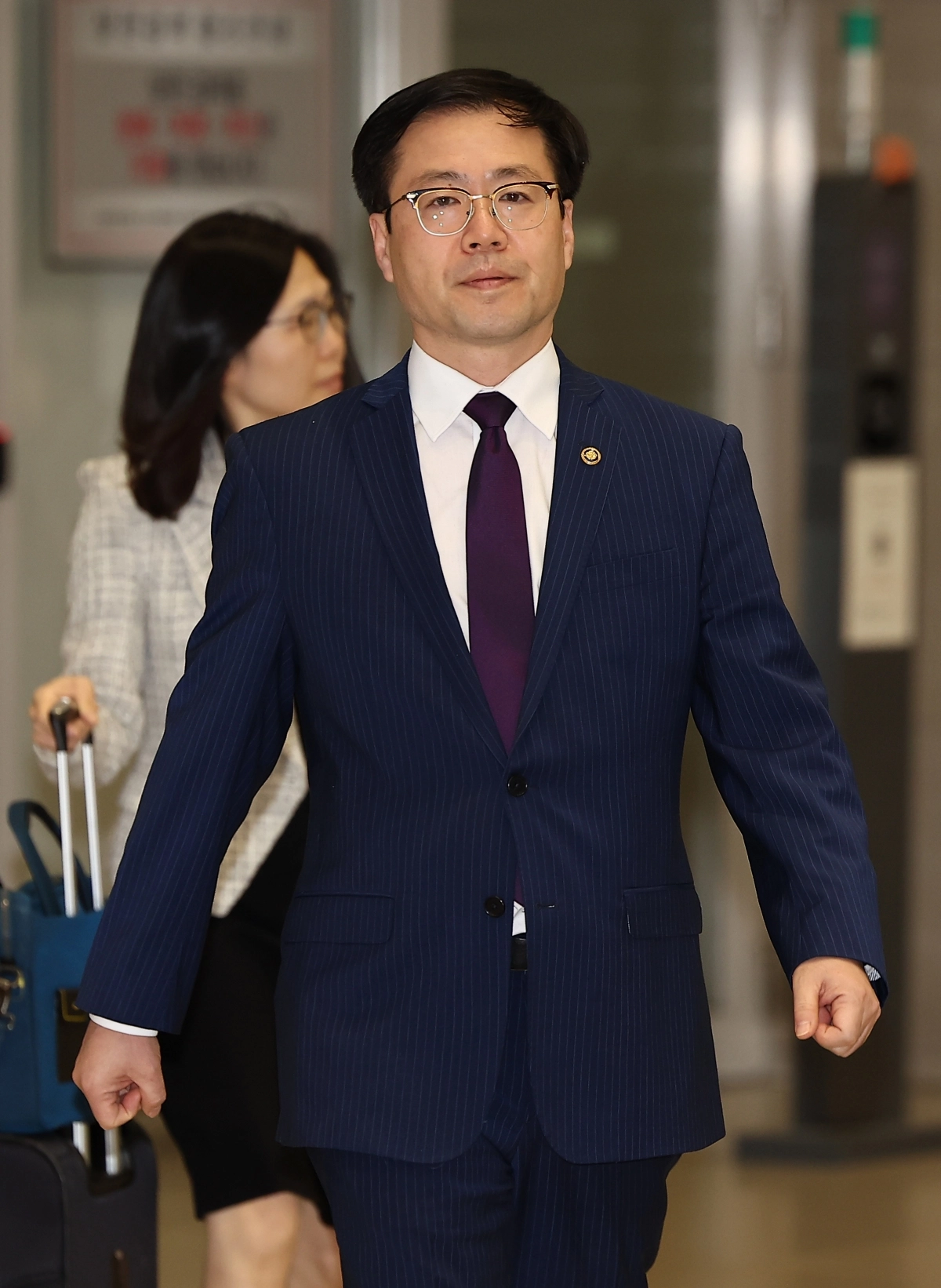 여한구 산업통상자원부 통상교섭본부장이 19일 오전 인천국제공항 제2여객터미널을 통해 귀국하고 있다. 연합뉴스
