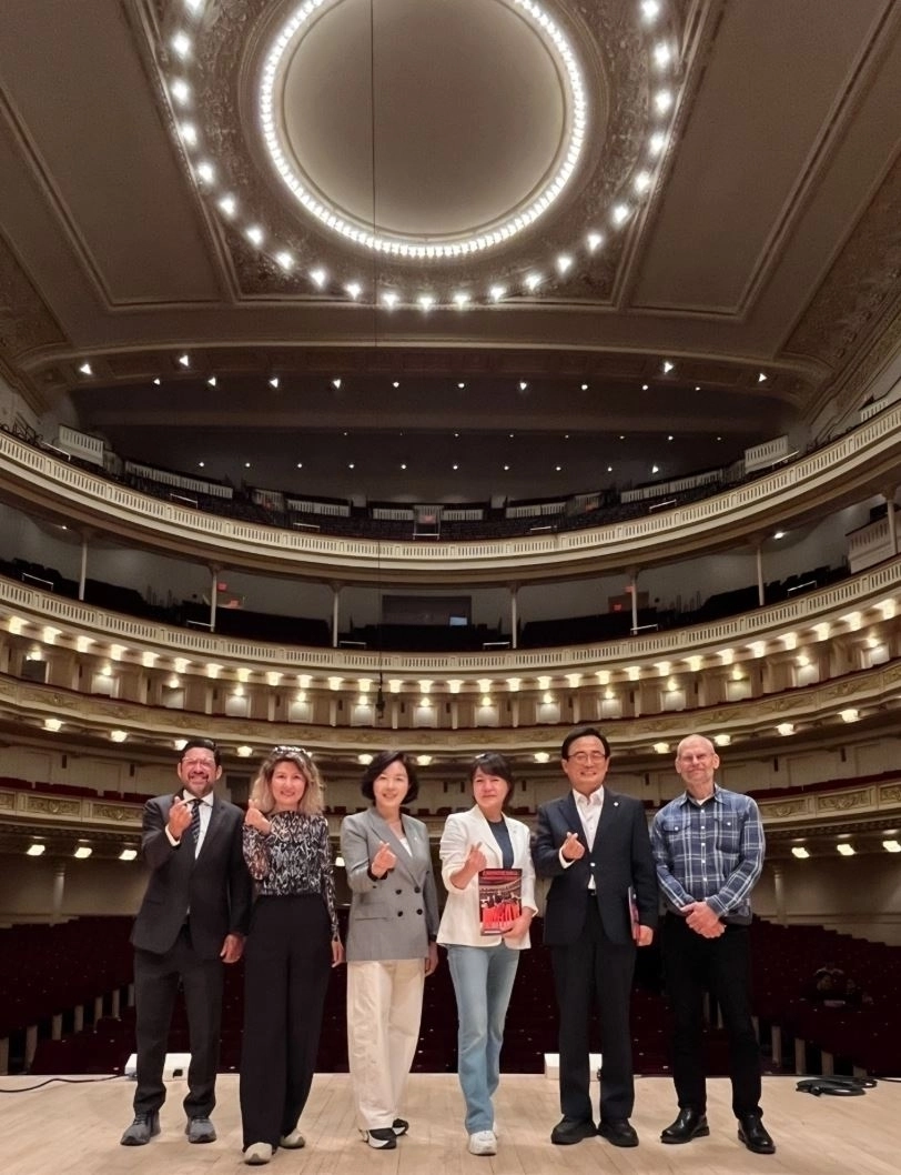 카네기홀 공연장-왼쪽부터 데이비드 정부협력이사, 아이수루 부위원장, 김경 위원장, 김혜영 위원, 김형재 위원, 스미스 기술팀장