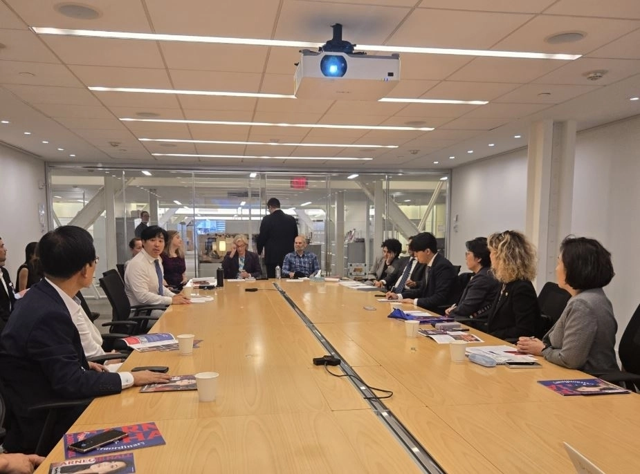 카네기홀 회의실-왼쪽부터 사라 교육팀장, 시니브 커뮤니케이션팀장, 수잔 개발본부장, 스미스 기술팀장, 안나 예술·운영팀장, 데이비드 정부협력이사