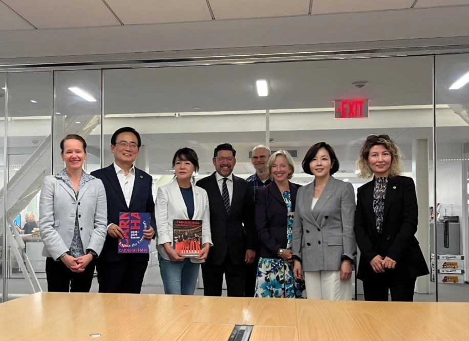 카네기홀 회의실-왼쪽부터 사라 교육팀장, 김형재 위원, 김혜영 위원, 데이비드 정부협력이사, 스미스 기술팀장, 수잔 개발팀장, 김경 위원장, 아이수루 부위원장