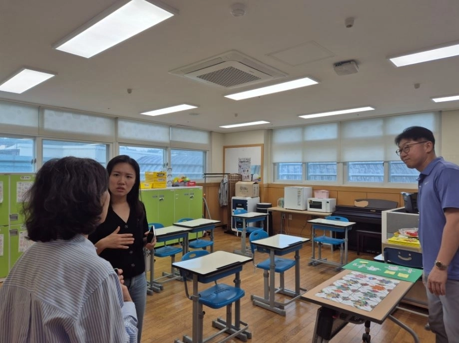 이소라 의원이 지난 17일 서울 성북구에 위치한 서울다원학교를 방문해 학교시설을 살펴보고 있다.