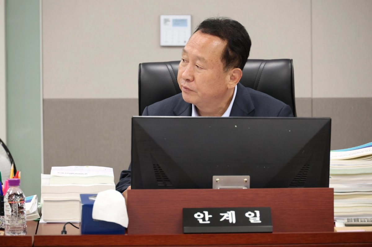 안계일 의원(예산결산특별위원회)이 17일 추가경정예산안 심사에서, ‘청년 노동자 지원사업’의 중도 이탈자 과다 문제와 중복지원 관리 부실을 강하게 질타하고 있다. (사진=경기도의회)