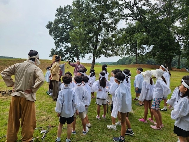 용인시 처인성을 중심으로 고려시대 용인 역사를 이해하는 ‘생생국가 유산’ 참여 모습(용인시 제공)