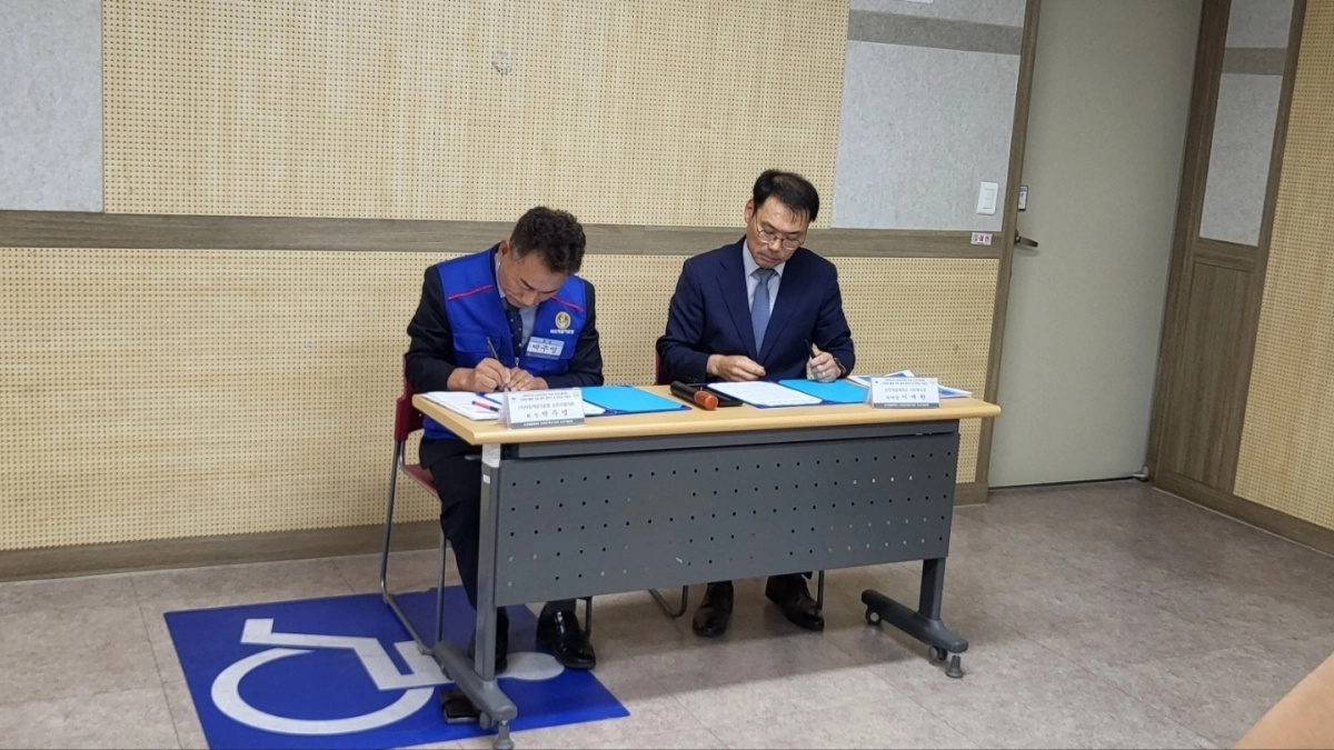 이재환 순천제일대 사회복지과 학과장과 박주영 순천시협의회장이 자원봉사활동을 위한 업무협약서에 서명하고 있다.