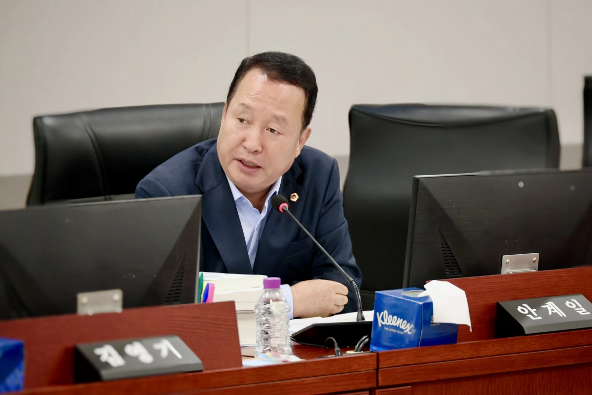 안계일 의원(예산결산특별위원회). 17일 2025년도 추가경정예산안 심사에서, 남북교류협력기금 집행 없이 누적된 상태에서 또다시 20억 원 증액 편성에 대해 강하게 비판. (사진=경기도의회)