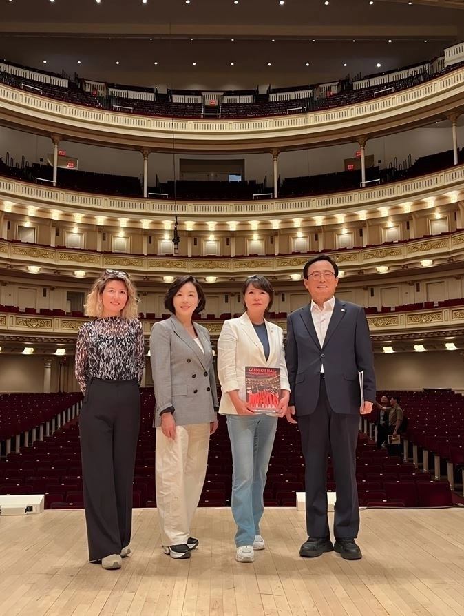 카네기홀 공연장-왼쪽부터 아이수루 부위원장, 김경 위원장, 김혜영 위원, 김형재 위원