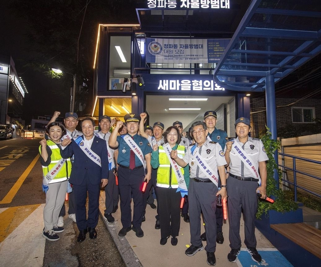 서울 용산구 관계자들이 지난 17일 숙명여대 축제를 맞이해 대학가 인근에서 합동순찰을 벌이고 기념사진을 찍고 있다.   용산구 제공