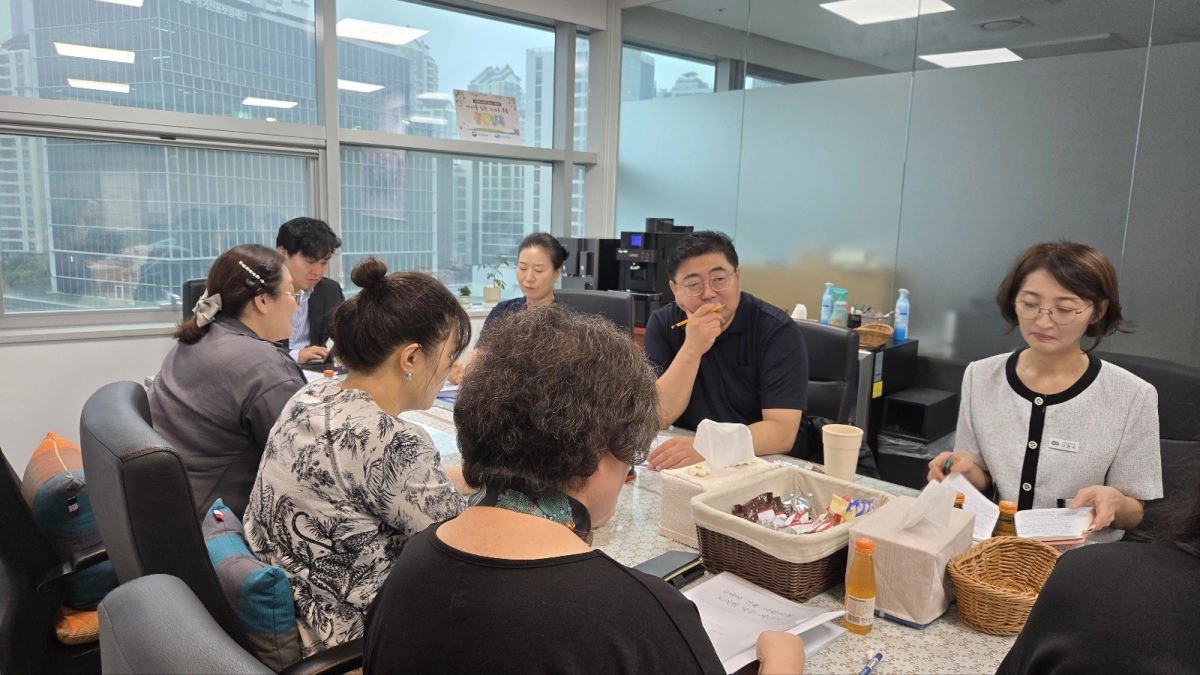 김진명 의원(여성가족평생교육위원회)이 9월 17일 여성가족평생교육위원회 회의실에서 ‘0세아전용어린이집 정담회’에 참석해 운영 현장의 애로사항을 청취하고 있다. (사진=경기도의회)