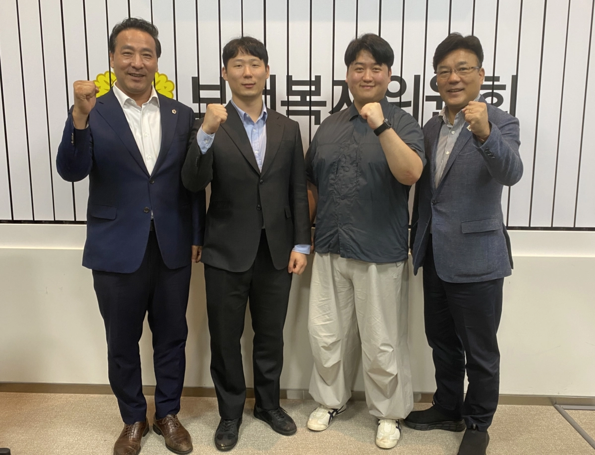 보건복지위원회 김용성 의원과 최만식 의원이 16일, 경기도청년참여기구 이중민ㆍ황윤택 대표와 함께 ‘HPV(인유두종바이러스) 백신 예방접종 지원 강화’ 필요성을 주제로 의견을 나누고 함께 기념촬영을 하고 있다. (사진=경기도의회)