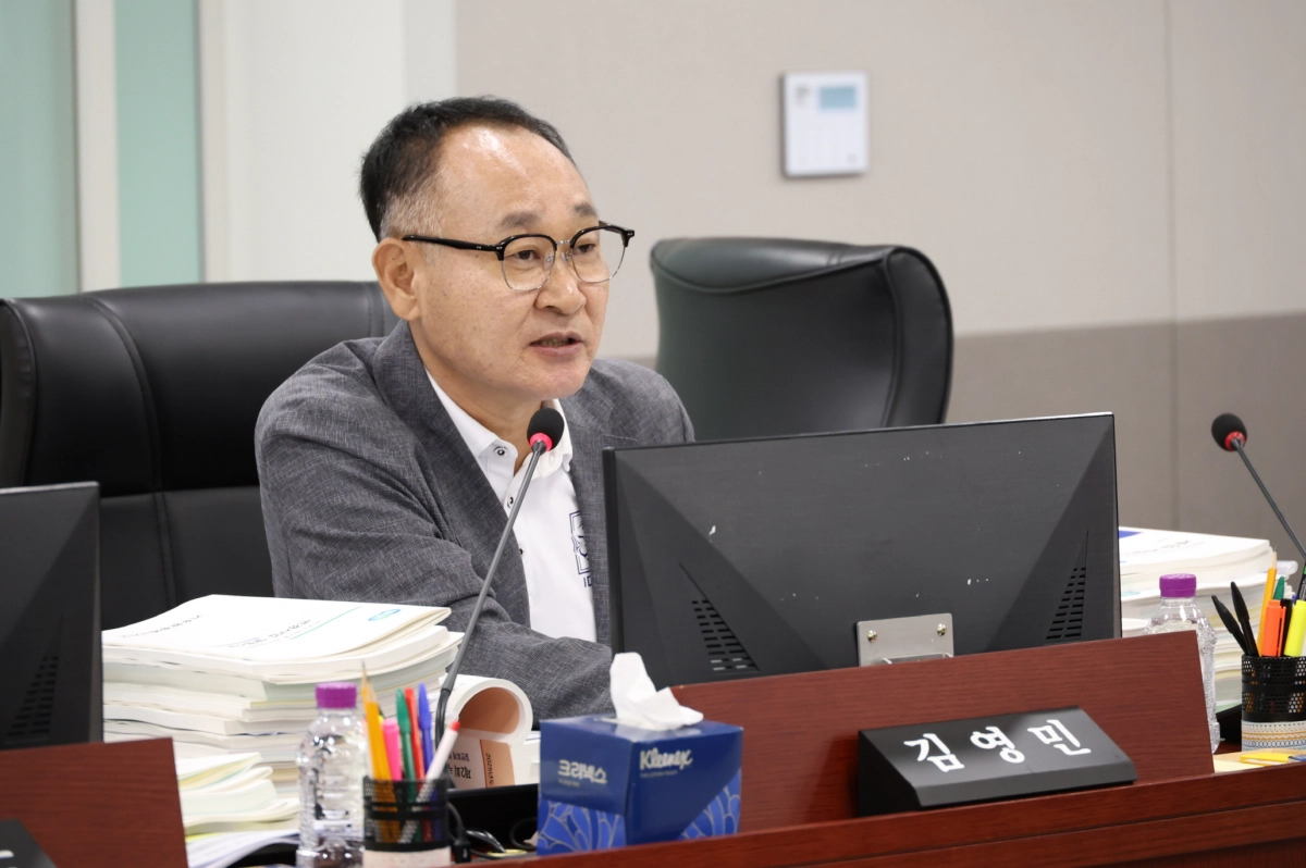 김영민 의원(예산결산특별위원회). 17일 추가경정예산안 심사에서 ‘방학 중 어린이 행복밥상 지원’ 사업의 기준단가 인하로 인해 학생 급식 수준 저하 우려 제기. (사진=경기도의회)