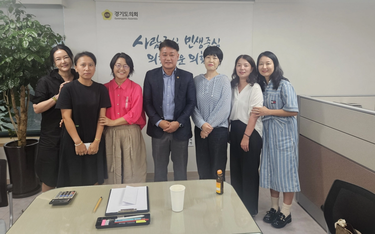 김정호 의원(교육청예산결산위원장)이 17일 경기도의회 광명상담소에서 광명교육희망네트워크시민단체 및 학부모와 정담회를 갖고 기념촬영을 하고 있다. (사진=경기도의회)