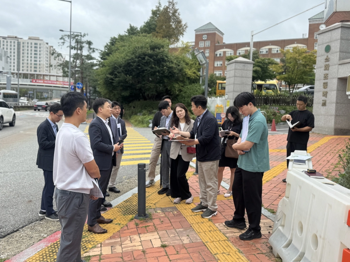 이호동 의원(교육기획위원회)이 18일 수원시 소재 소화초등학교에서 관계자들과 함께 통학로 안전문제를 점검 하고 있다. (사진=경기도의회)