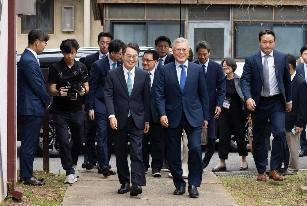 김동연 경기도지사와 문재인 전 대통령이 19일 파주 캠프그리브스에서 열린  ‘9.19 평양공동선언 7주년 기념식’ 행사장으로 향하고 있다. (경기도 제공)
