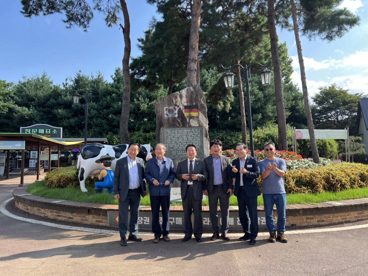 이오수 의원이 18일 안성팜랜드에서 열린 ‘제11회 서울우유유업 홀스타인 경진대회’에 참석해 관계자들과 기념촬영을 하고 있다. (사진=경기도의회)