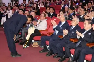 “유튜브 했다면 100만 넘었을 것”...민주당 창당 70주년 기념식에 등장한 盧 음성