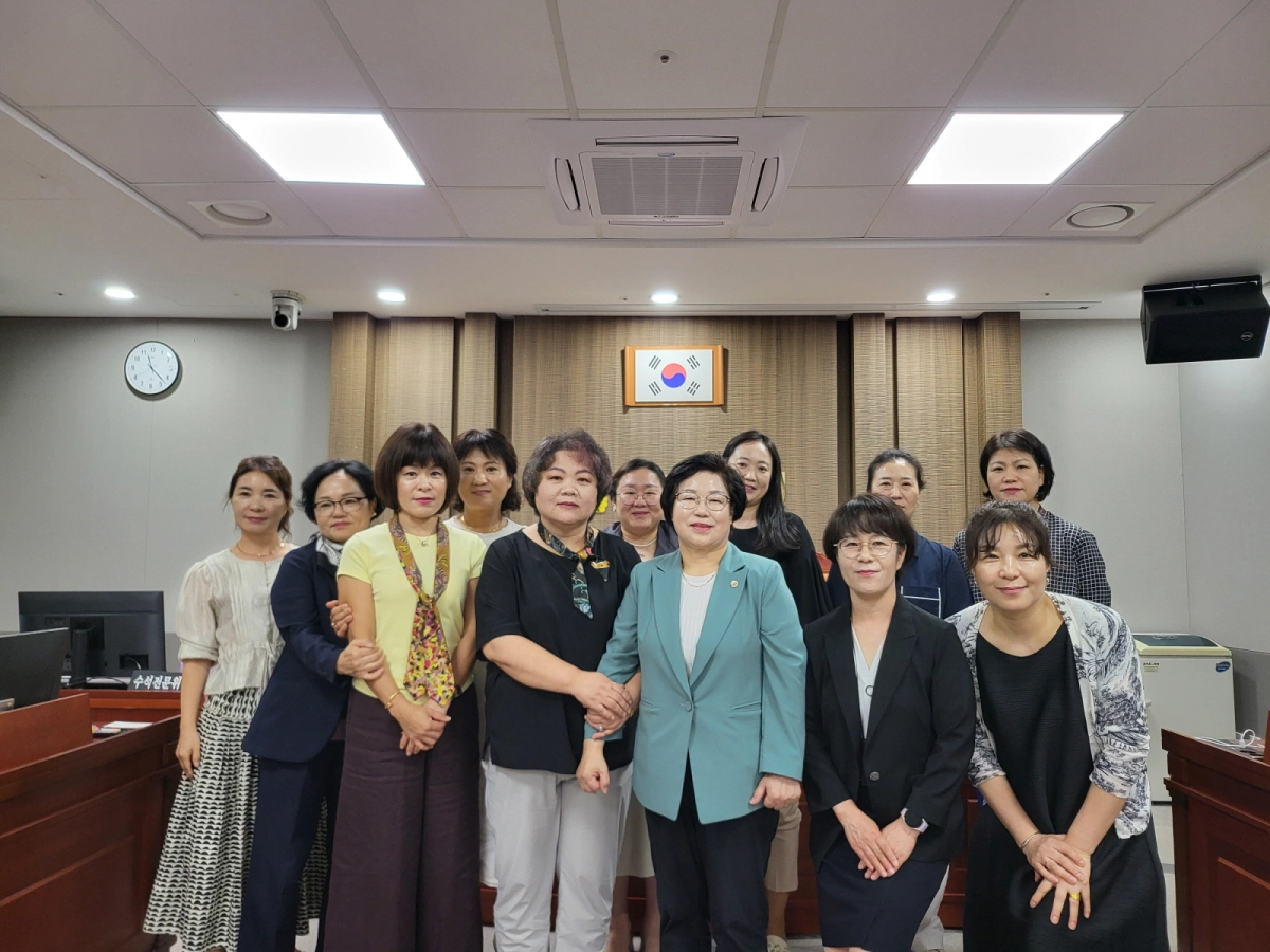 김옥순 의원이 17일 경기도의회에서 정담회’를 개최하고 경기도·경기도교육청, 0세아 전용 어린이집연합회 관계자와 함께 기념촬영을 하고 있다. (사진=경기도의회)