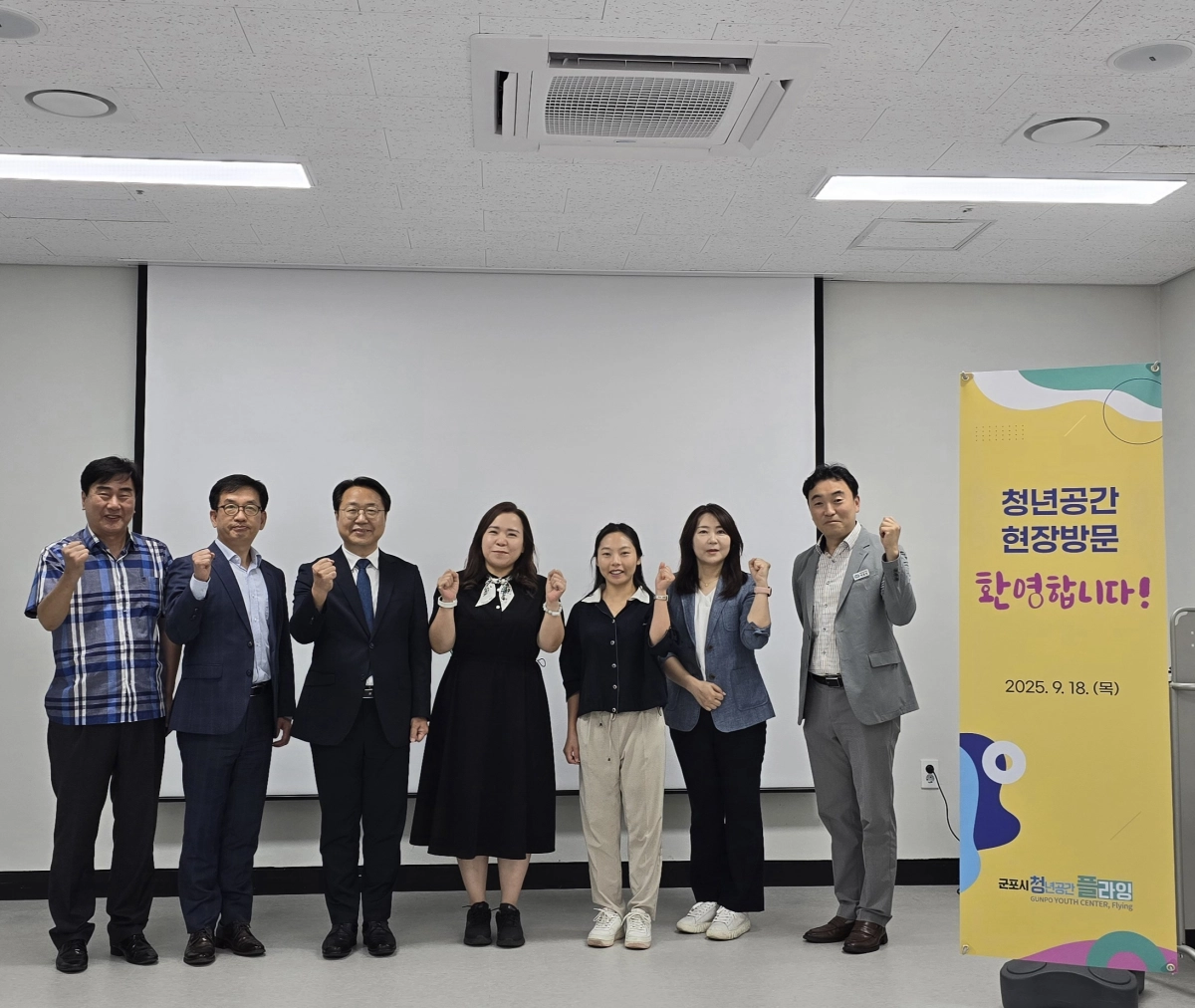 최효숙 위원(여성가족평생교육위원회)이 18일 군포시에 위치한 군포 청년공간 ‘플라잉’을 방문해 청년공간의 운영 현황을 점검하고, 관계자들과 함께 기념촬영을 하고 있다. (사진=경기도의회)