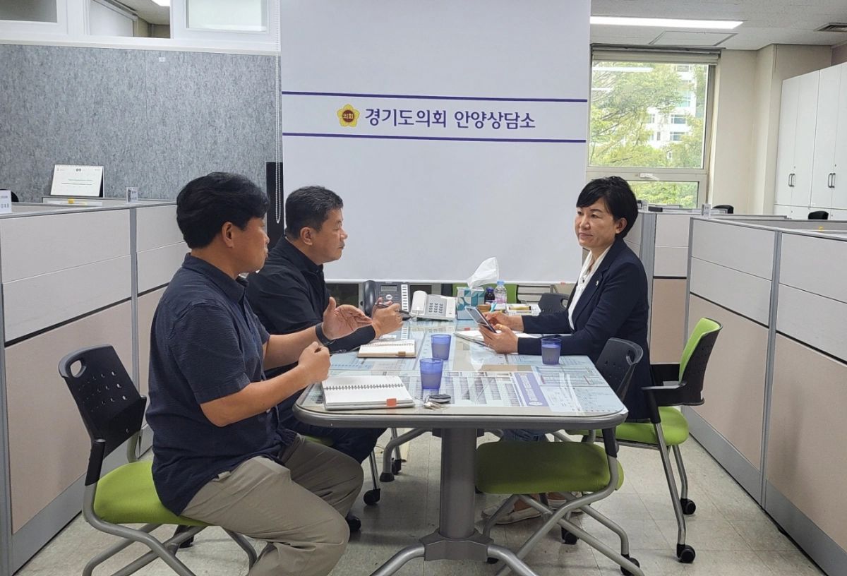 이채명 의원이 9월 18일 의회 안양상담소에서 안양도시공사와 함께 지역주민으로 민원을 접수 받은 주차요금시스템 개선에 대해 논의하고 있다. (사진=경기도의회)