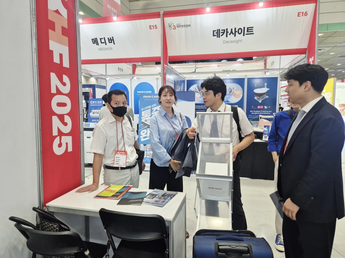 박상현 의원이 18일, 서울 코엑스에서 열린 ‘2025 K-Hospital + Healthtech Fair(KHF 2025)’에 참석해 다양한 헬스케어 혁신 기술을 집중적으로 살펴보고 현장 의견을 청취하고 있다. (사진=경기도의회)