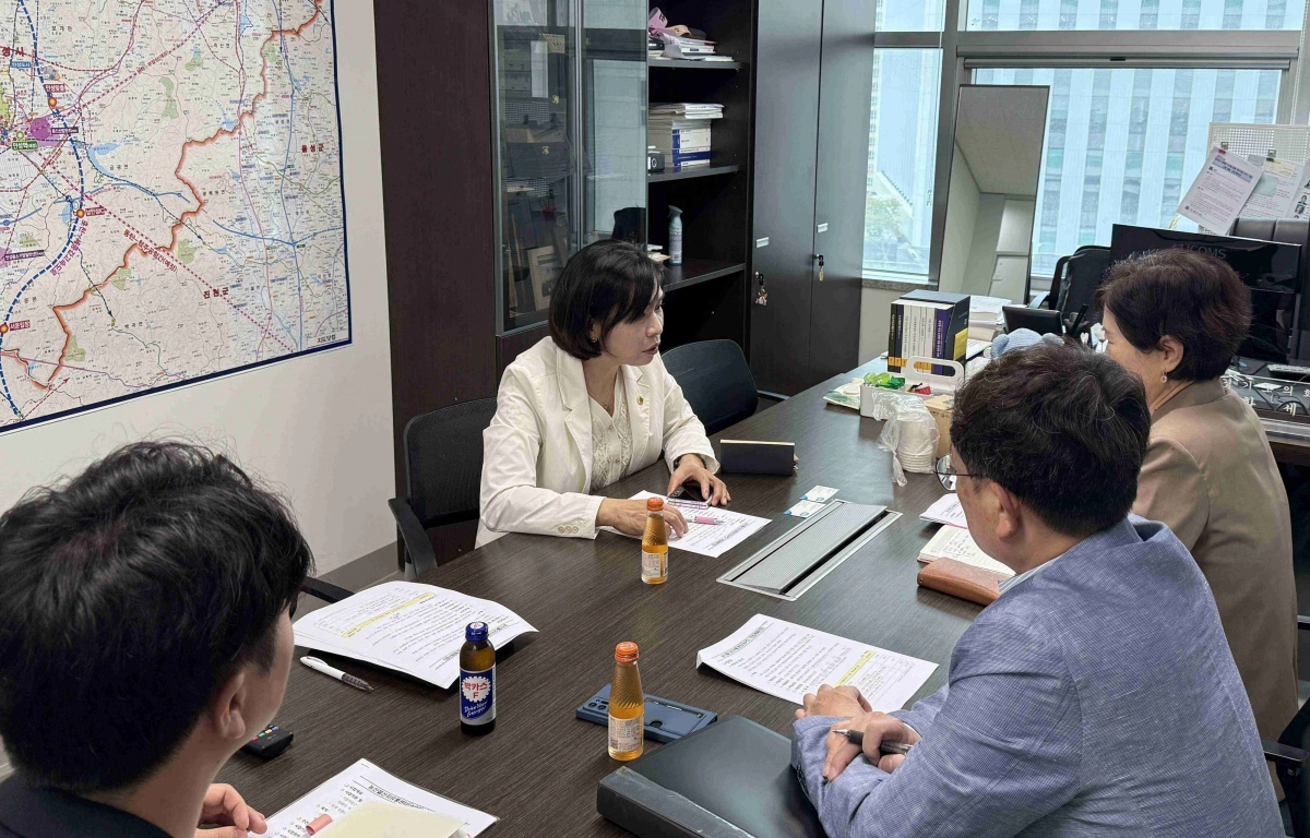 황세주 의원이 19일 경기도의회에서 배소영 경기도 농식품유통과장, 남기영 농산물마케팅장 등 농업정책 실무진과 농산물산지유통센터 건립 계획을 점검하고 지원 방안을 논의하고 있다. (사진=경기도의회)