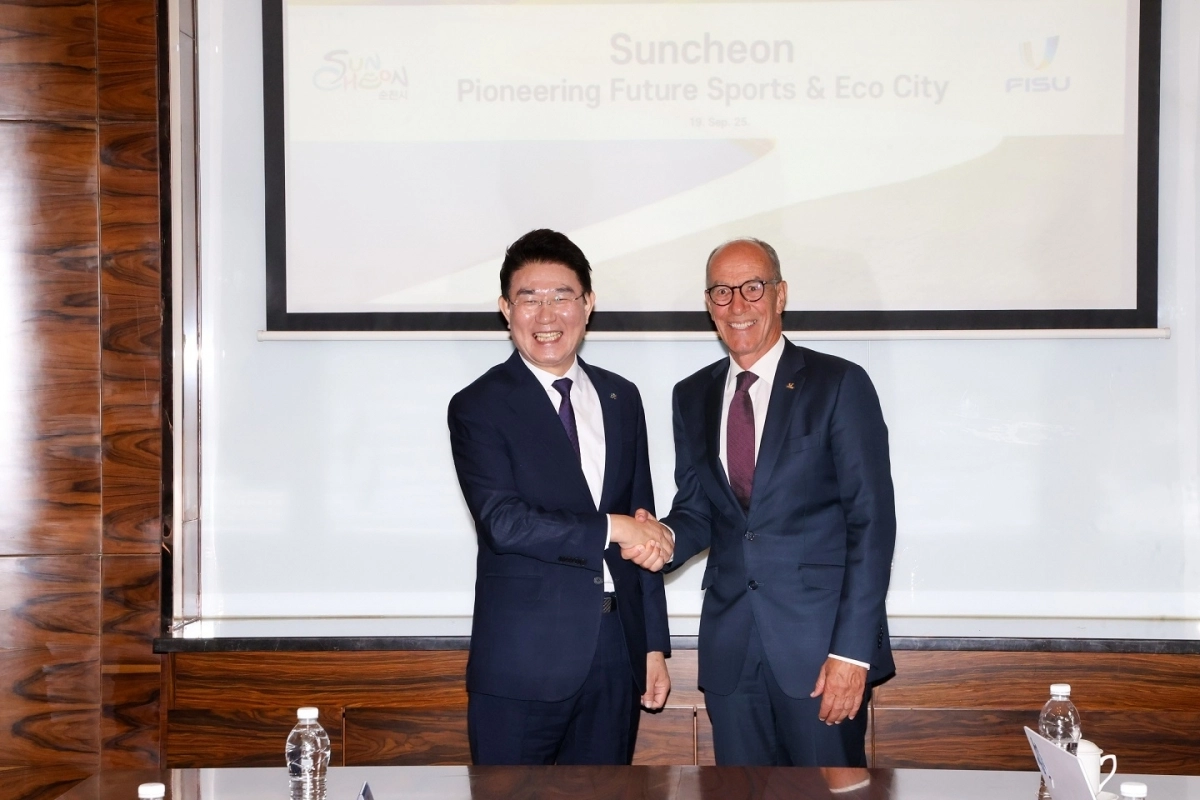 19일 노관규 시장이 중국 다롄에서 레온즈 에더 국제대학스포츠연맹(FISU) 회장을 만나 순천시의 2035년 세계유니버시아드대회 개최 의향을 설명한 뒤 기념촬영을 하고 있다.