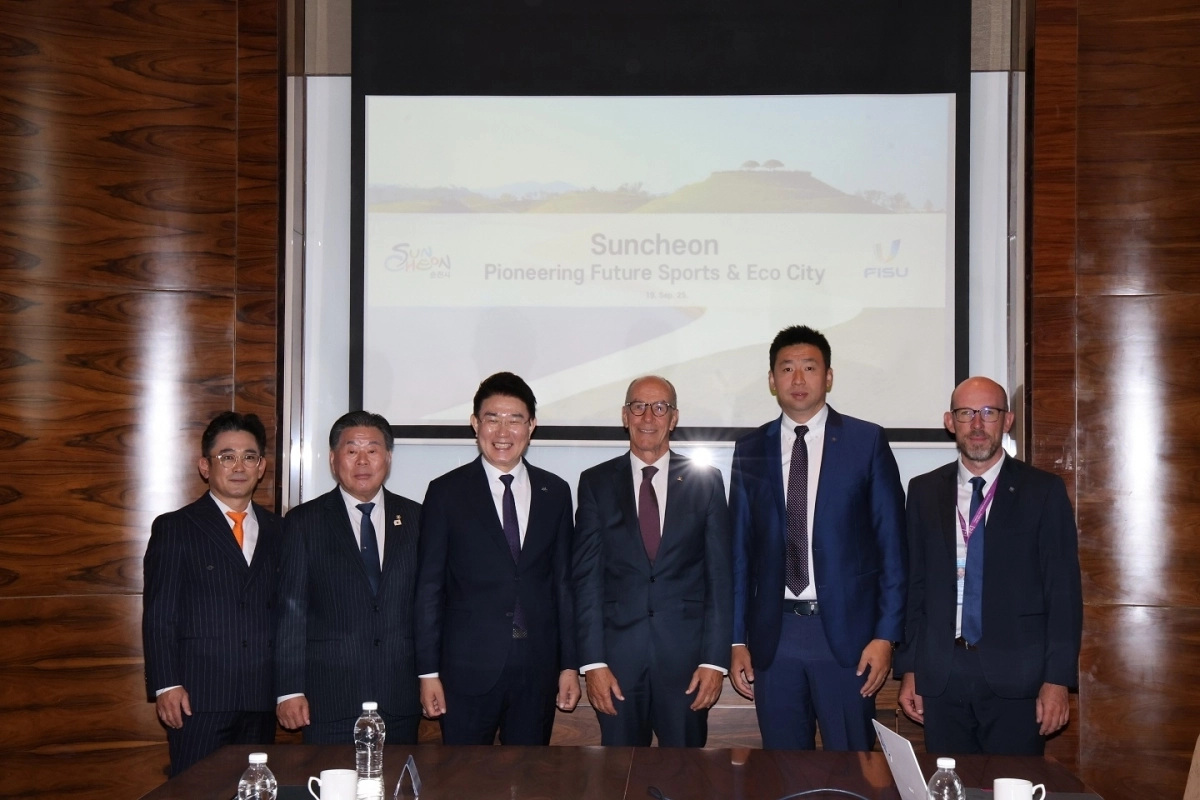 중국 다롄에서 노관규 시장과 강형구 순천시의장, 김영진 순천시의회 운영위원장, 국제대학스포츠연맹 관계자들이 기념사진을 촬영하고 있다.