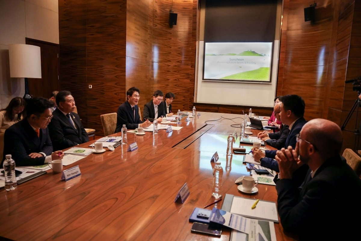 노관규 시장이 중국 다롄에서 레온즈 에더 국제대학스포츠연맹(FISU) 회장을 만나 순천시의 2035년 세계유니버시아드대회 개최 의향을 설명하고 있다.