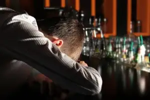 식사 중 의식 잃은 男 노숙자 취급한 식당…밖으로 내몰더니, 결국