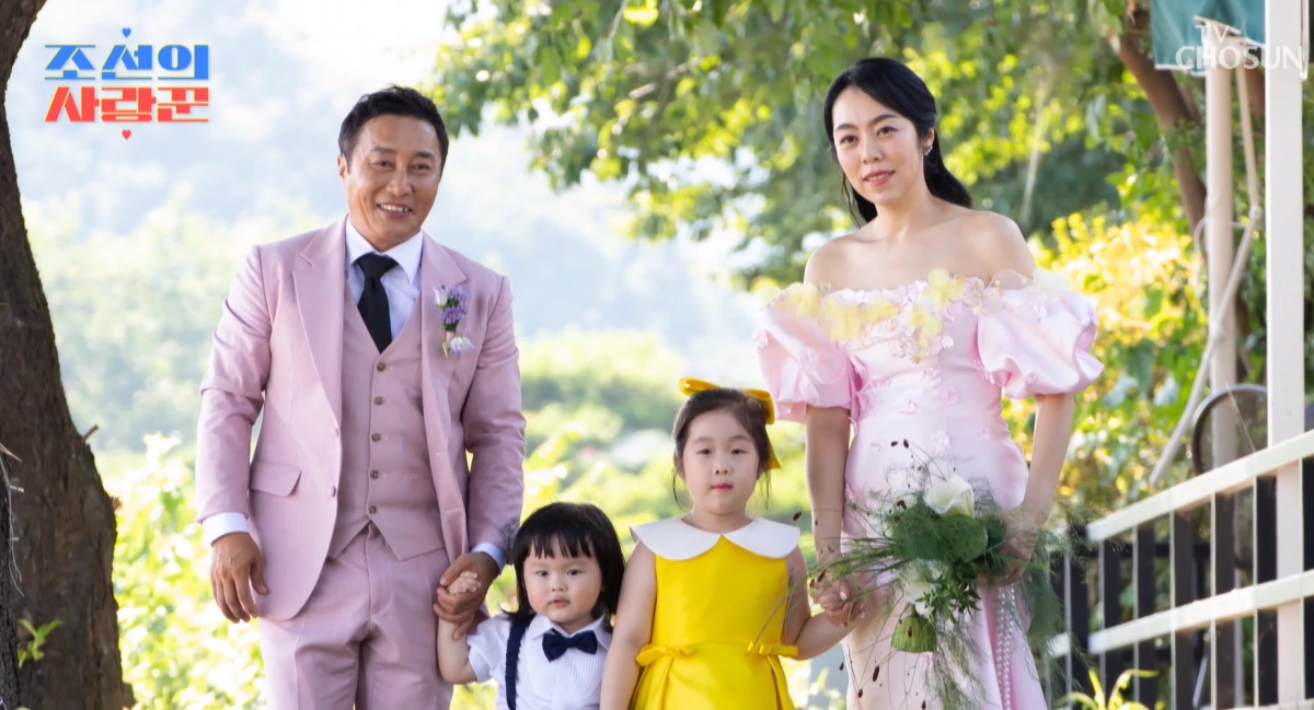 개그맨 김병만(왼쪽)과 아내 현은재씨와 아이들. TV조선 홈페이지 캡처