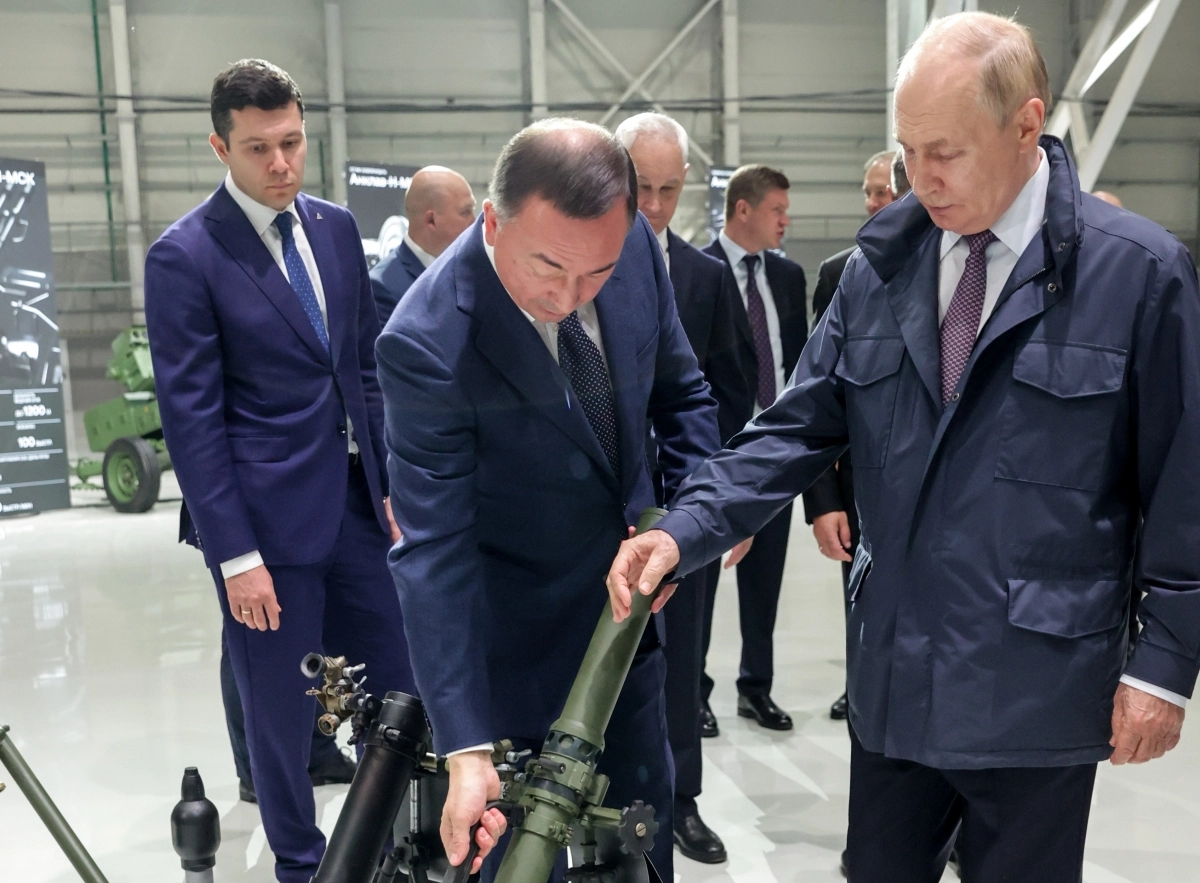 19일(현지시간) 러시아 ‘총포 제작자의 날’을 맞아 중부 페름의 모토빌리하 공장을 방문한 블라디미르 푸틴 러시아 대통령과 안톤 알리하노프 러시아 산업통상부 장관. 2025.9.20 페름 TASS 연합뉴스