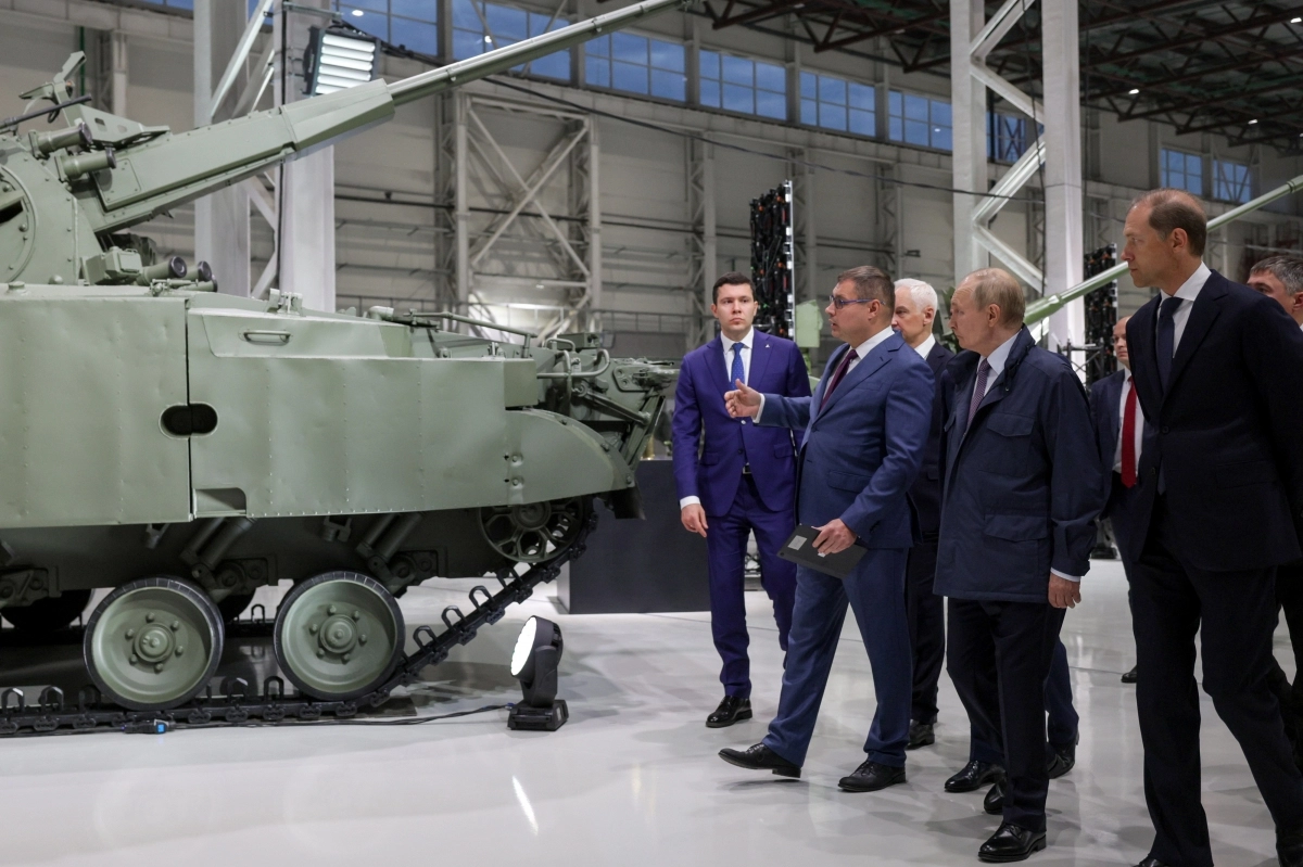 19일(현지시간) 러시아 ‘총포 제작자의 날’을 맞아 중부 페름의 모토빌리하 공장을 방문한 블라디미르 푸틴(오른쪽 두번째) 러시아 대통령과 데니스 만투로프(오른쪽) 러시아 제1부총리, 안톤 알리하노프(왼쪽) 러시아 산업통상부 장관. 2025.9.20 페름 TASS 연합뉴스