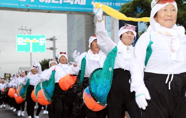 20일 오전 제주시 구좌읍 제주해녀박물관 일대에서 제18회 제주해녀축제 개최를 기념하는 거리 퍼레이드가 펼쳐지고 있다. 2025.9.20<br>뉴스1