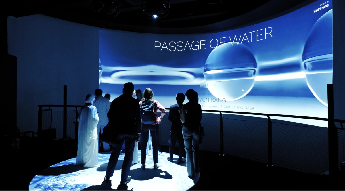 COP28 파빌리온에서 강이연의 체험형 미디어아트 ‘패시지 오브 워터’를 체험하고 있는 관람객. 강이연 스튜디오 제공