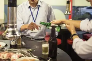 thumbnail - “부장님 술 강요하셨죠? 17만원 내세요”…이제 벌금 물린다는 ‘이 나라’ thumbnail - “부장님 술 강요하셨죠? 17만원 내세요”…이제 벌금 물린다는 ‘이 나라’