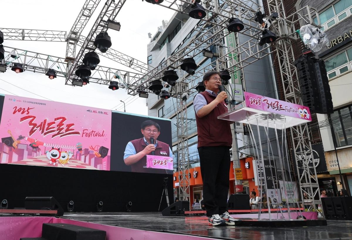 박강수 서울 마포구청장이 지난 20일 레드로드 페스티벌에서 인사말을 하고 있다. 마포구 제공