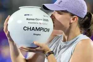 코리아오픈 2시간 43분 혈투, 그래도 웃은 건 세계 2위 시비옹테크…알렉산드로바에 역전승