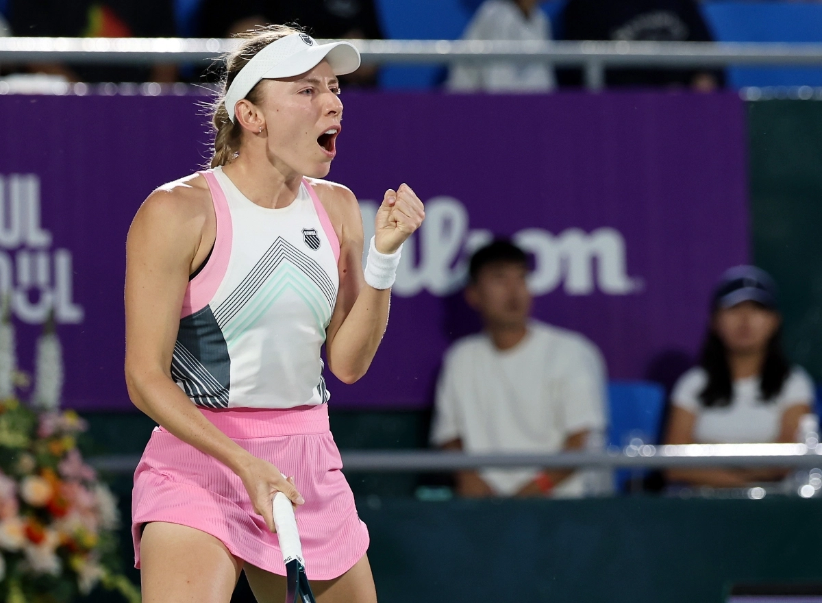 에카테리나 알렉산드로바가 21일 서울 송파구 올림픽공원 테니스경기장에서 열린 2025 여자프로테니스(WTA) 투어 코리아오픈 단식 결승에서 이가 시비옹테크를 상대로 득점한 뒤 기뻐하고 있다. 연합뉴스