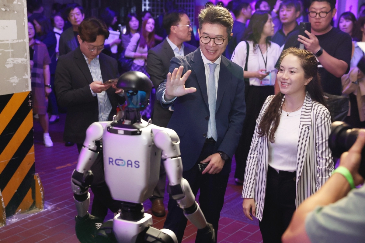 정원오 서울 성동구청장이 지난 18일 성동구 성수동 에스팩토리에서 열린 ‘2025 크리에이티브X성수’ 개막 행사에서 로봇과 인사하고 있다. 성동구 제공